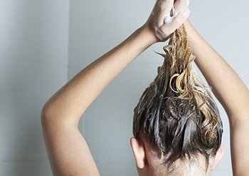 Ragazza sotto la doccia