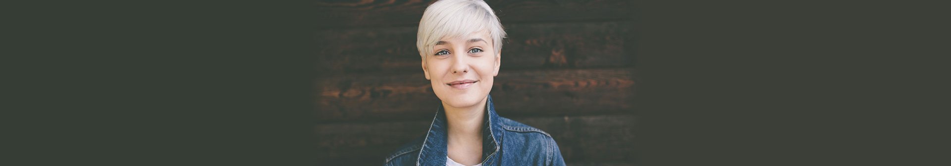 ragazza con capelli grigi