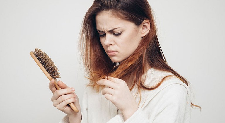 Capelli che si spezzano: cause e rimedi per una chioma sana