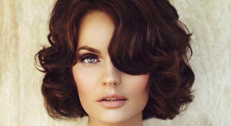 Ragazza capelli caschetto riccio