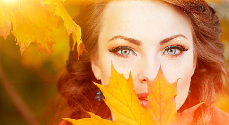 Ragazza con foglia arancione