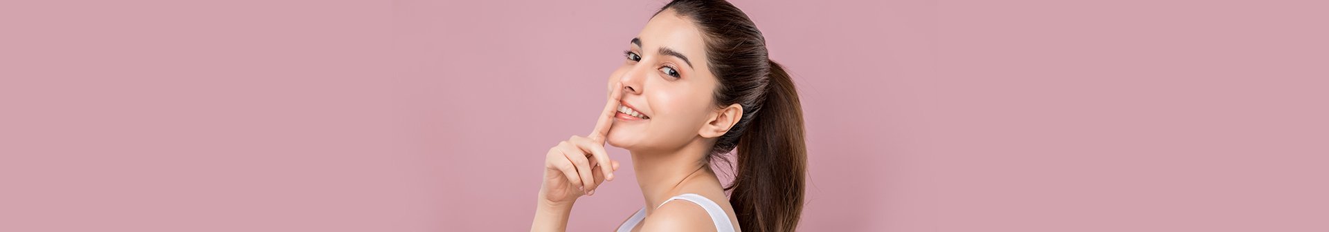 Ragazza si tocca il naso