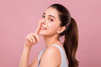 Ragazza si tocca il naso