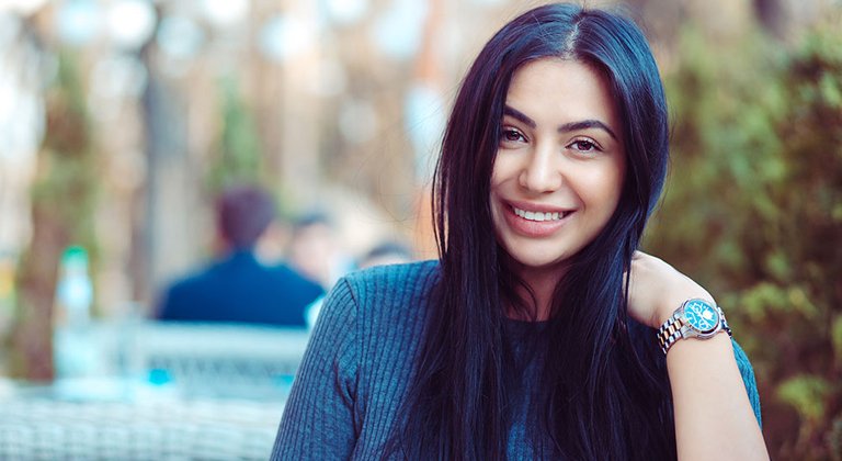 ragazza con capelli blu