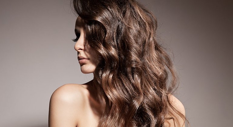 capelli color nocciola