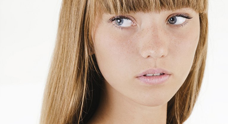 viso di ragazza con frangia