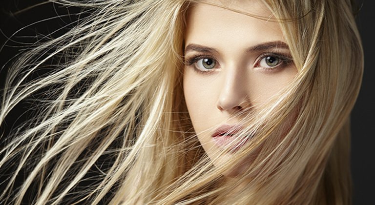 ragazza con capelli biondo scuro