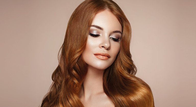 Ragazza con i capelli biondo rame