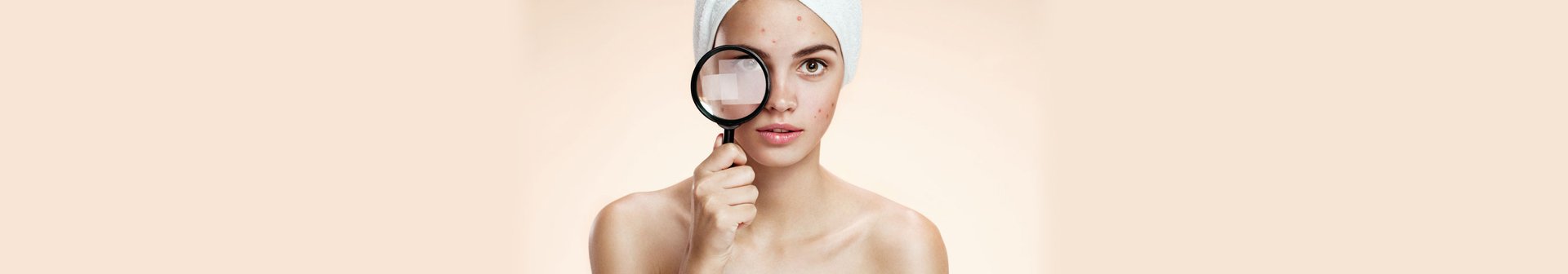 ragazza con lente d'ingrandimento