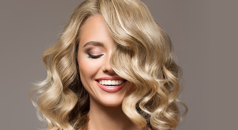 Ragazza con i capelli biondi