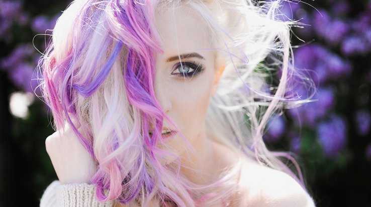 capelli scuri con riflessi peekaboo tumblr