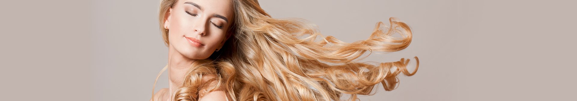 ragazza con capelli lunghi chiari