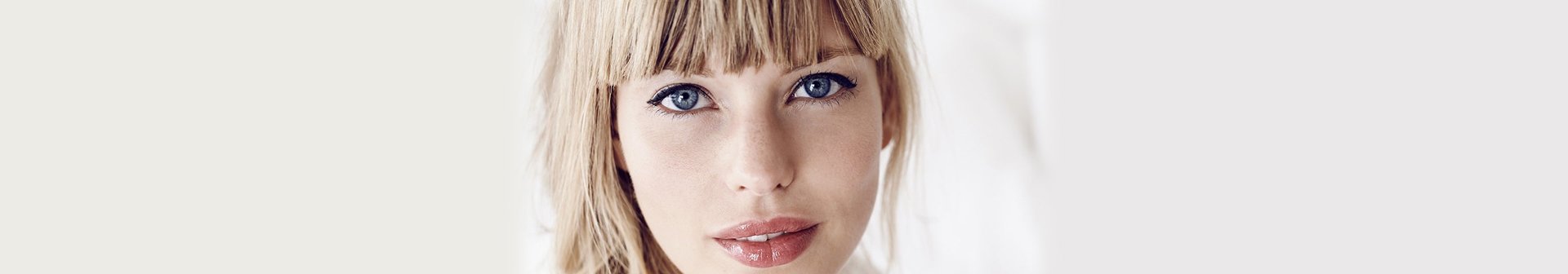 Ragazza capelli biondi