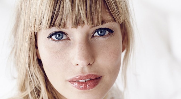 Ragazza capelli biondi