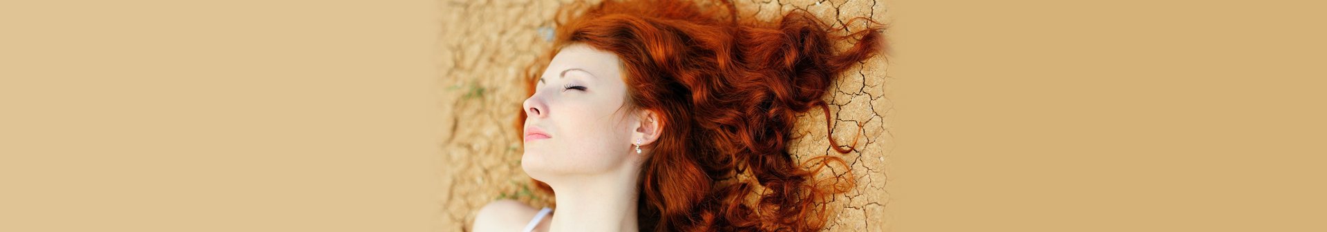 donna con capelli rossi nel deserto