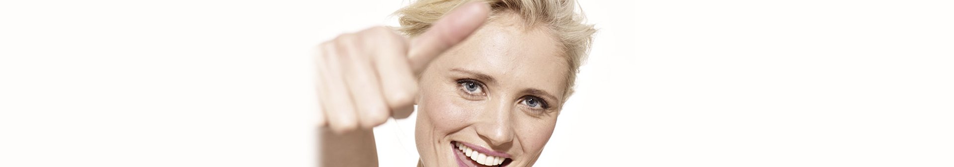 donna con capelli biondi