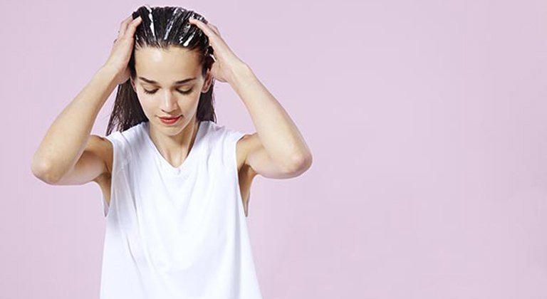 ragazza che si schiarisce i capelli