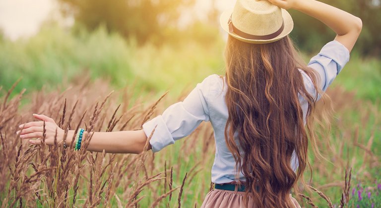 ragazza di spalle nel prato