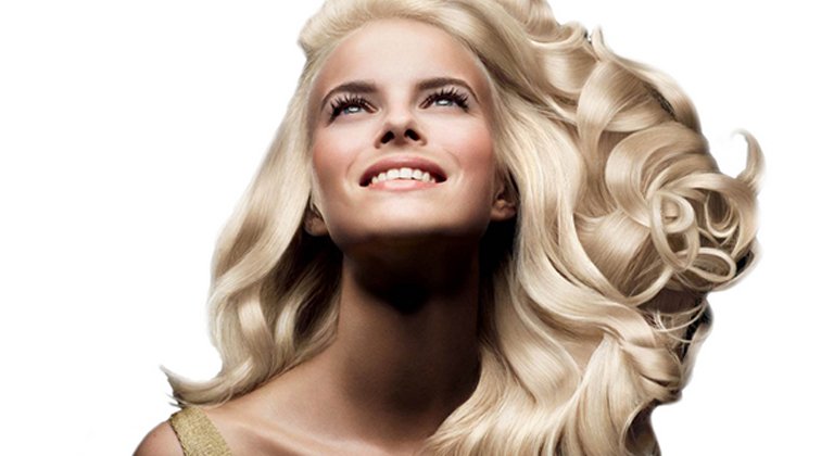 Ragazza capelli biondi