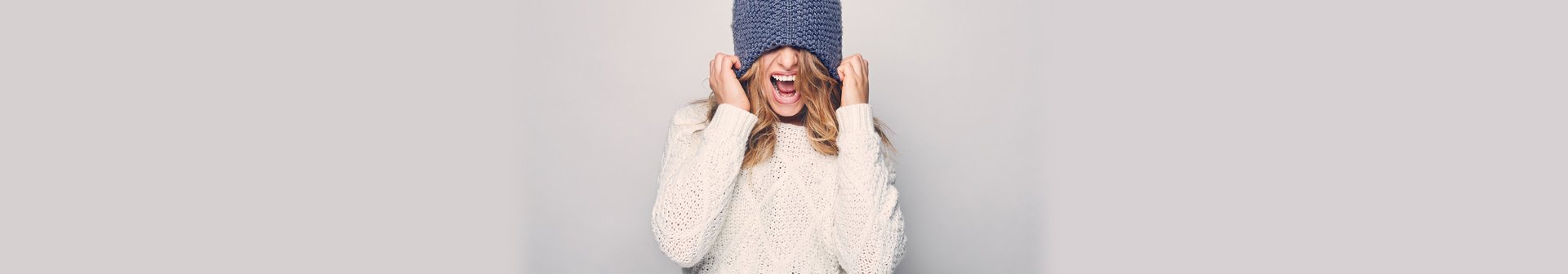 ragazza con capelli sfibrati e secchi