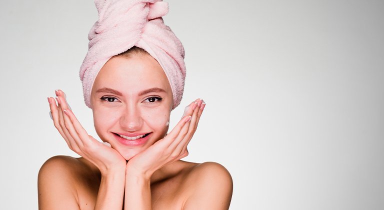 Ragazza si lava il viso