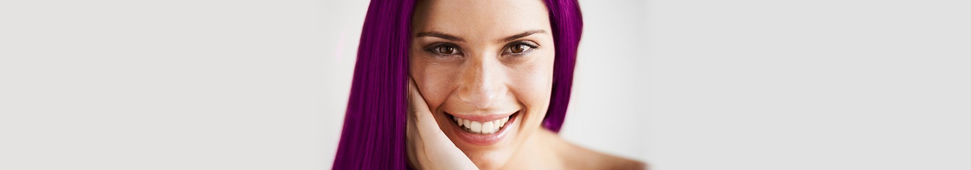 ragazza con capelli prugna