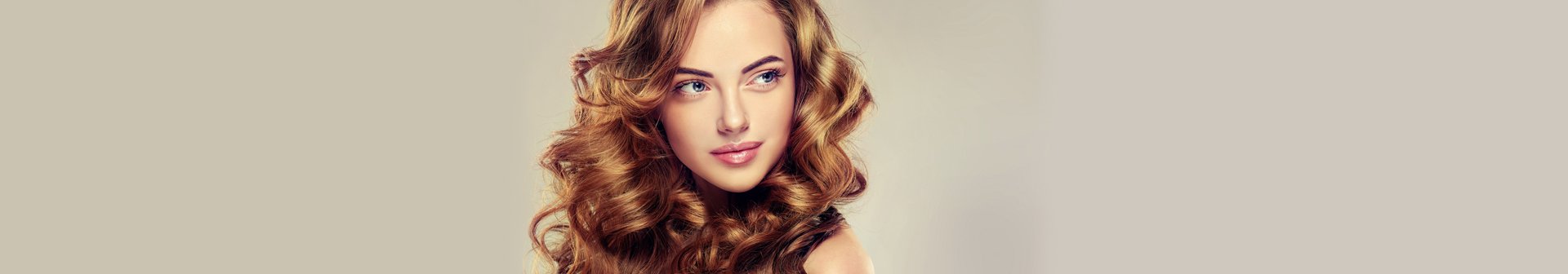 ragazza con capelli castano dorato