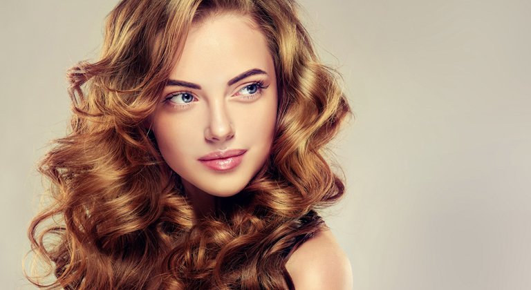 ragazza con capelli castano dorato