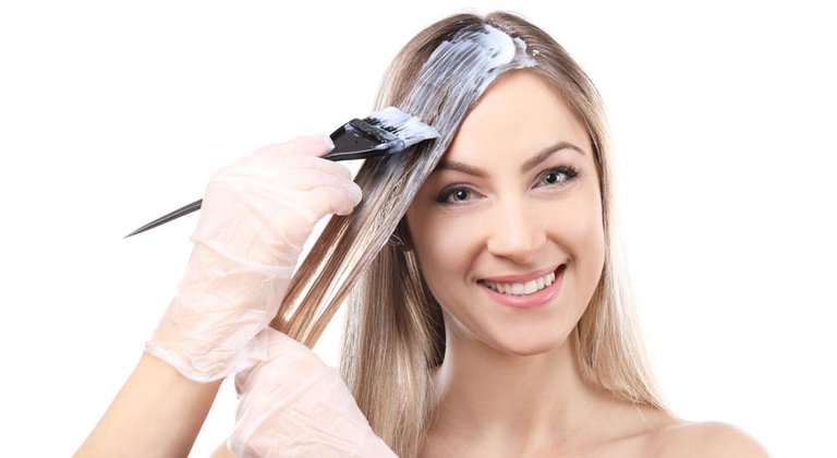 ragazza che decolora capelli