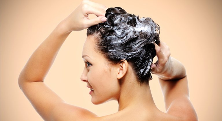 ragazza si lava i capelli
