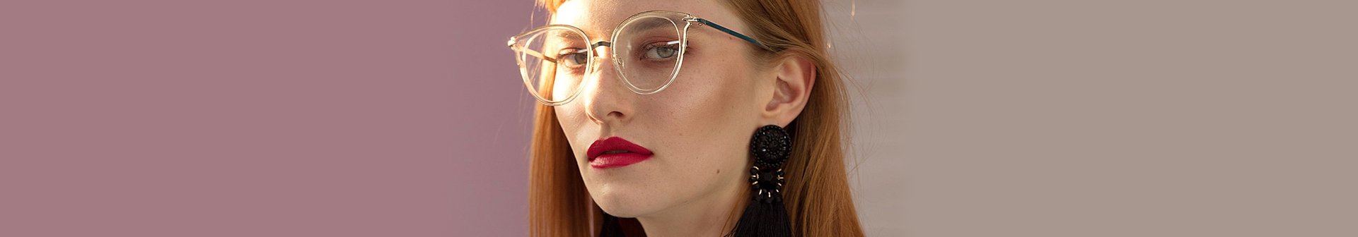 donna con occhiali e frangia corta