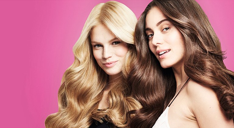 Ragazza bionda e ragazza castana