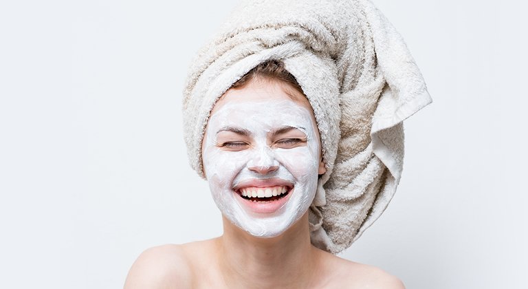Ragazza con maschera all'argilla sul volto