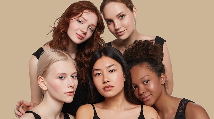Gruppo di ragazze di diverse etnie