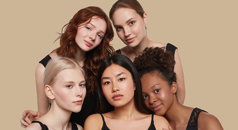 Gruppo di ragazze di diverse etnie