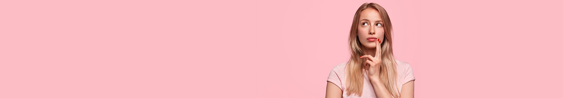 Giovane ragazza intenta a pensare