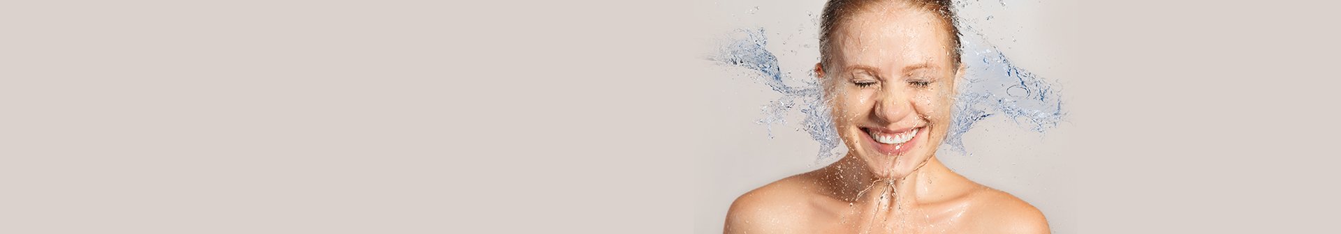 Ragazza intenta a sciacquarsi il viso