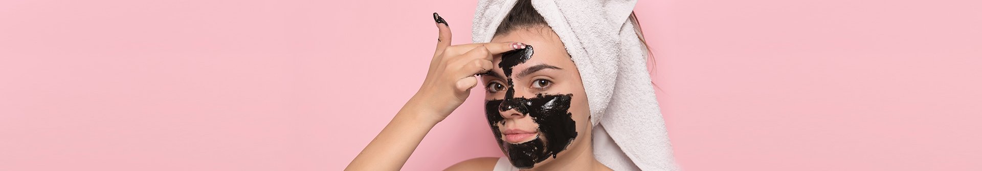 Ragazza maschera nera sul viso