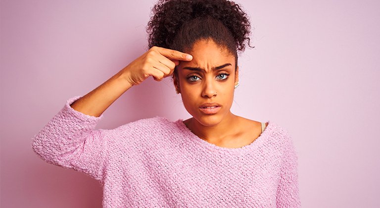 Ragazza di colore indica brufoli sulla fronte