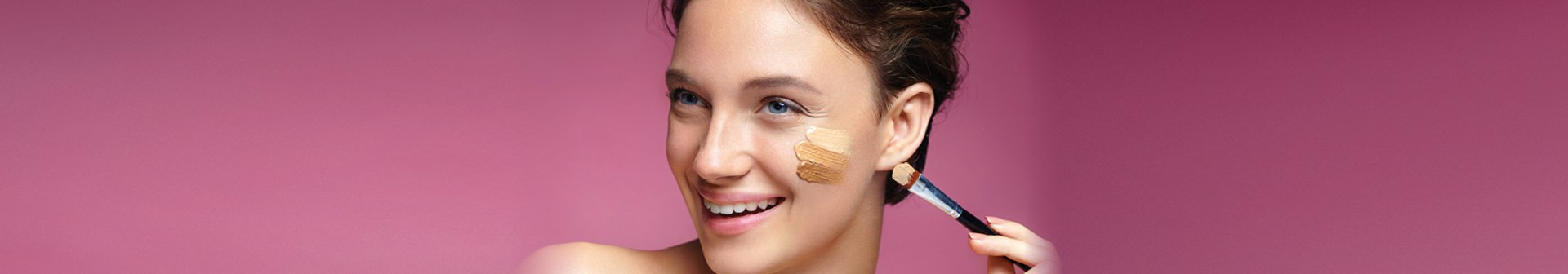 Ragazza con bb cream sul viso