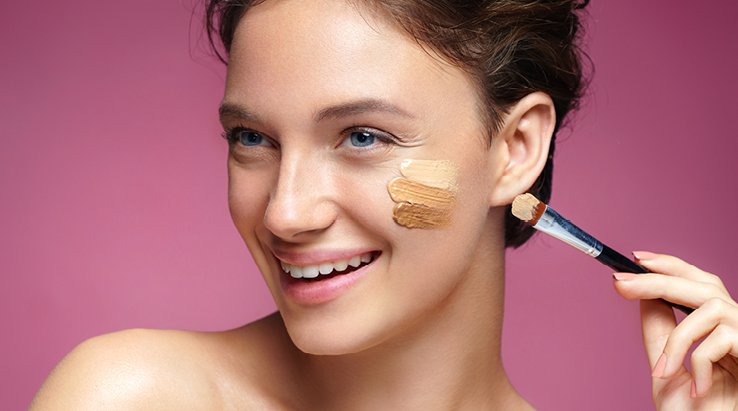 Ragazza con bb cream sul viso