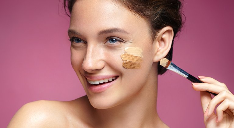 Ragazza con bb cream sul viso