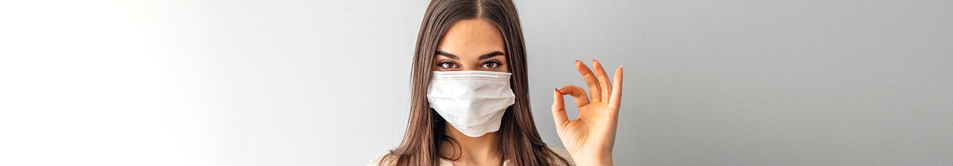 ragazza con mascherina