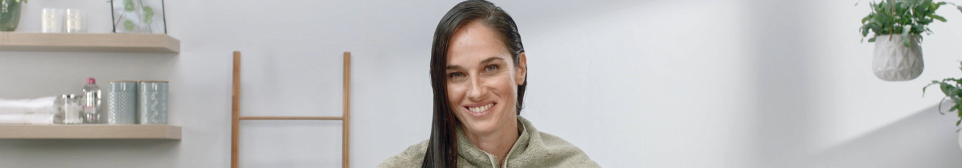 Ragazza con ricrescita capelli bianchi