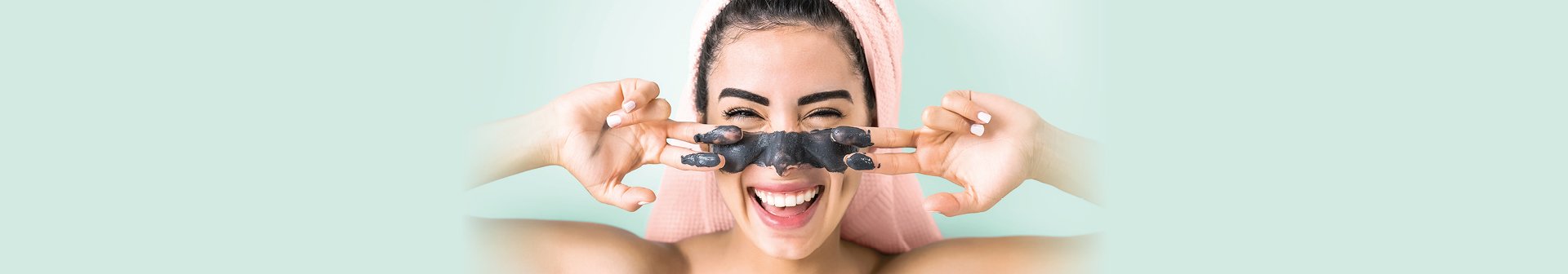 ragazza con maschera nera