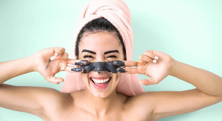 ragazza con maschera nera