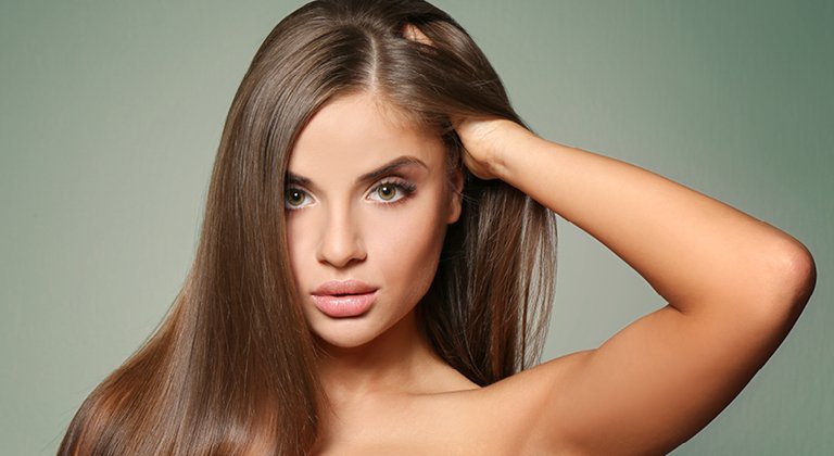 ragazza con capelli lisci