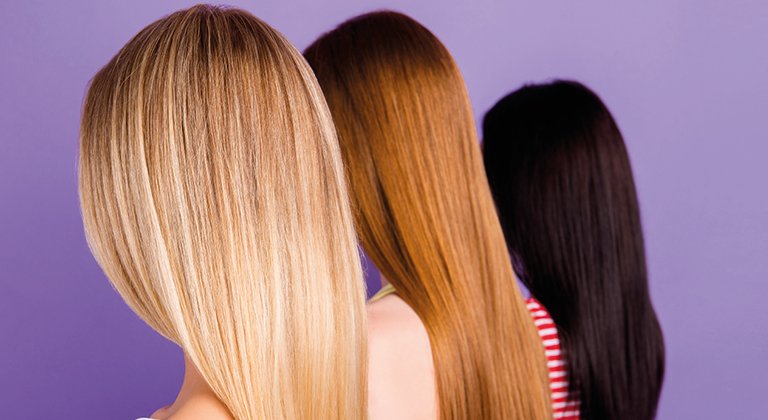 Ragazze di schiena con capelli di diversi colori