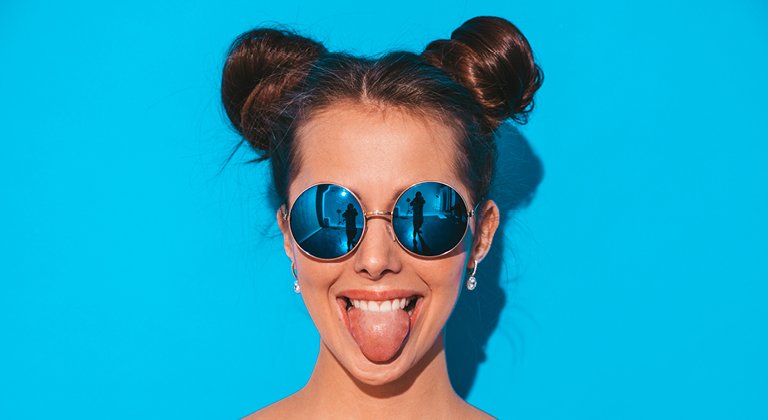 Ragazza con occhiali da sole