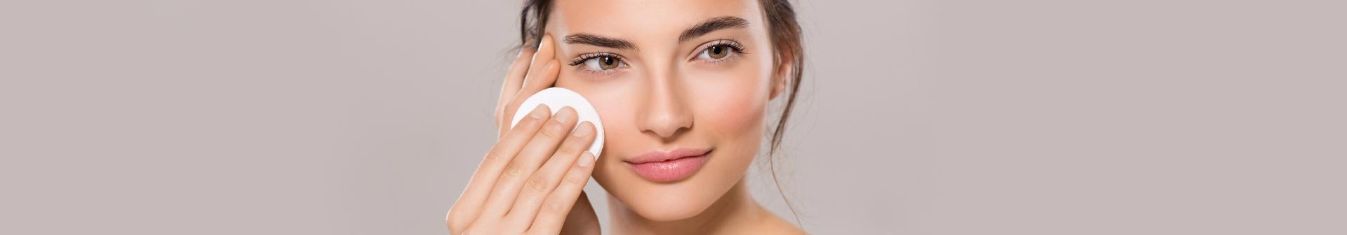 donna che si strucca